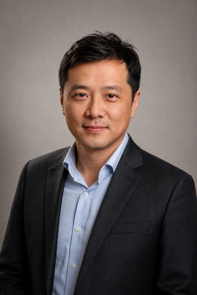 暖灰背景下穿深色西裝的公司男職員頭像