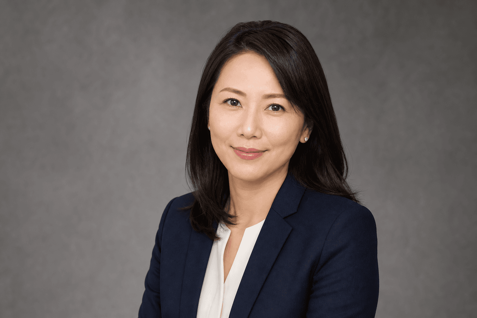 香港專業人士在暖灰背景拍攝清晰自然的 LinkedIn 頭像