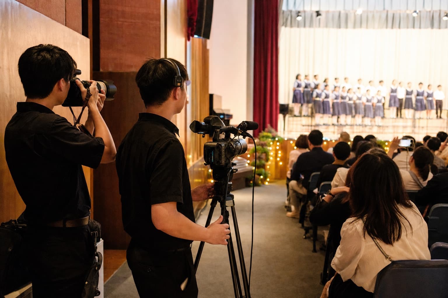 學校禮堂活動攝影及錄影團隊同場記錄台上表演