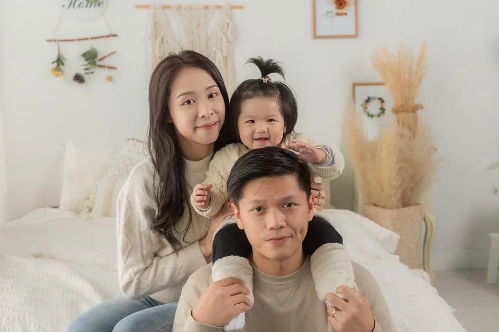 爸爸讓孩子坐在肩上,與媽媽一起在波希米亞簡約系場景合照