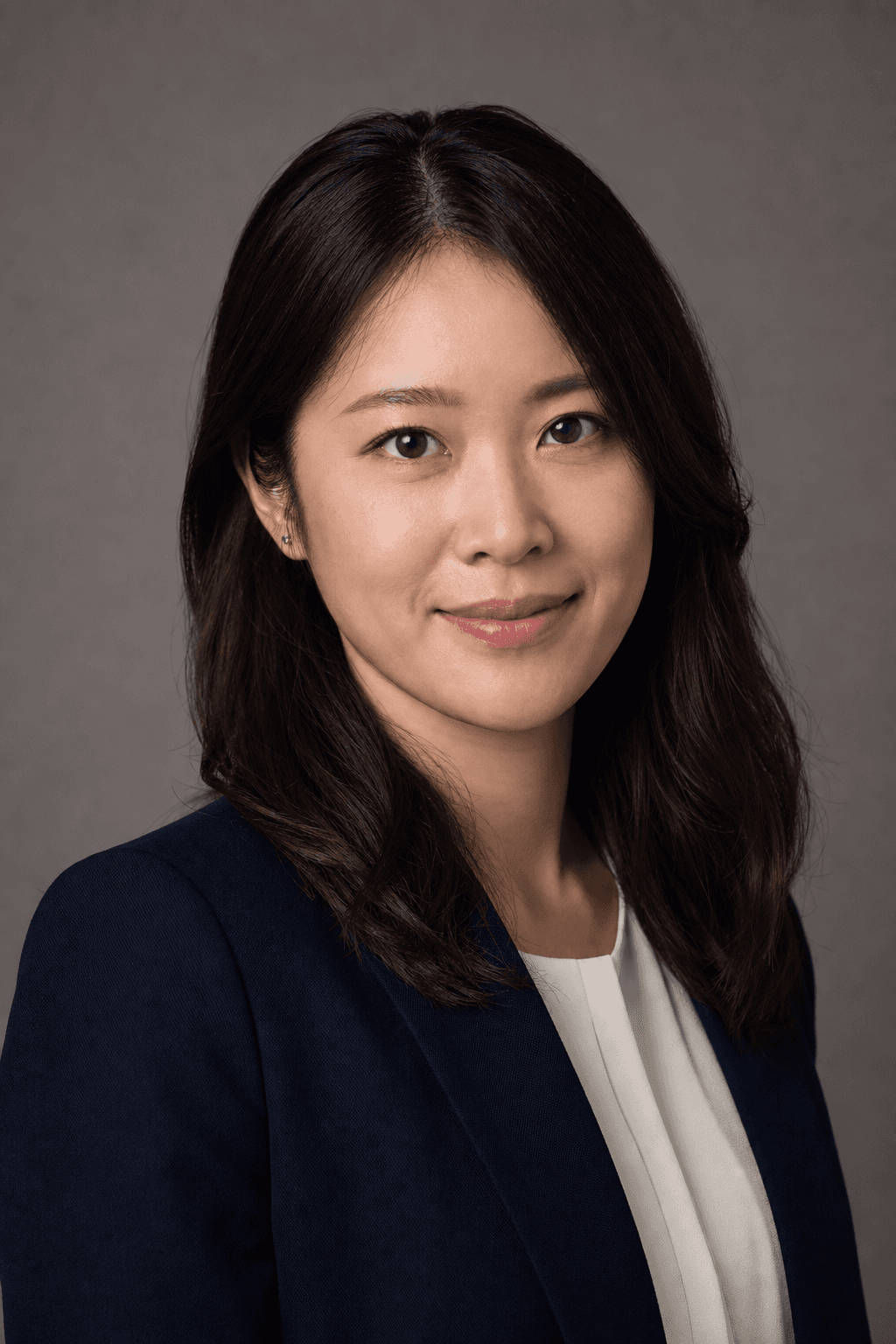 專業形象照:以簡潔背景拍攝的個人專業肖像