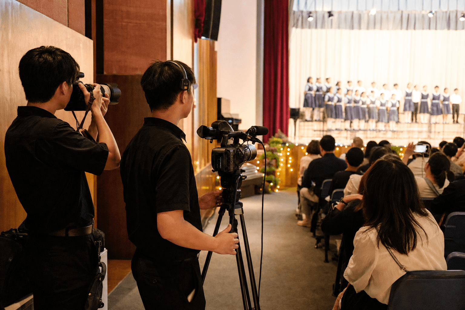 學校活動攝影及錄影:攝影師與錄影師在禮堂記錄台上表演