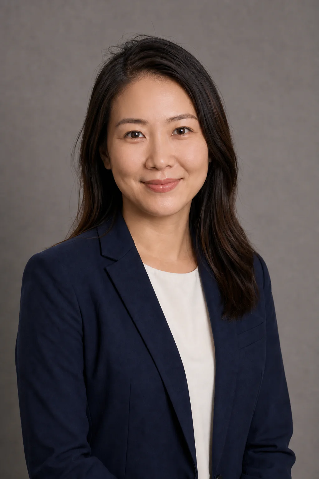 暖灰背景下穿深藍西裝的公司女職員頭像