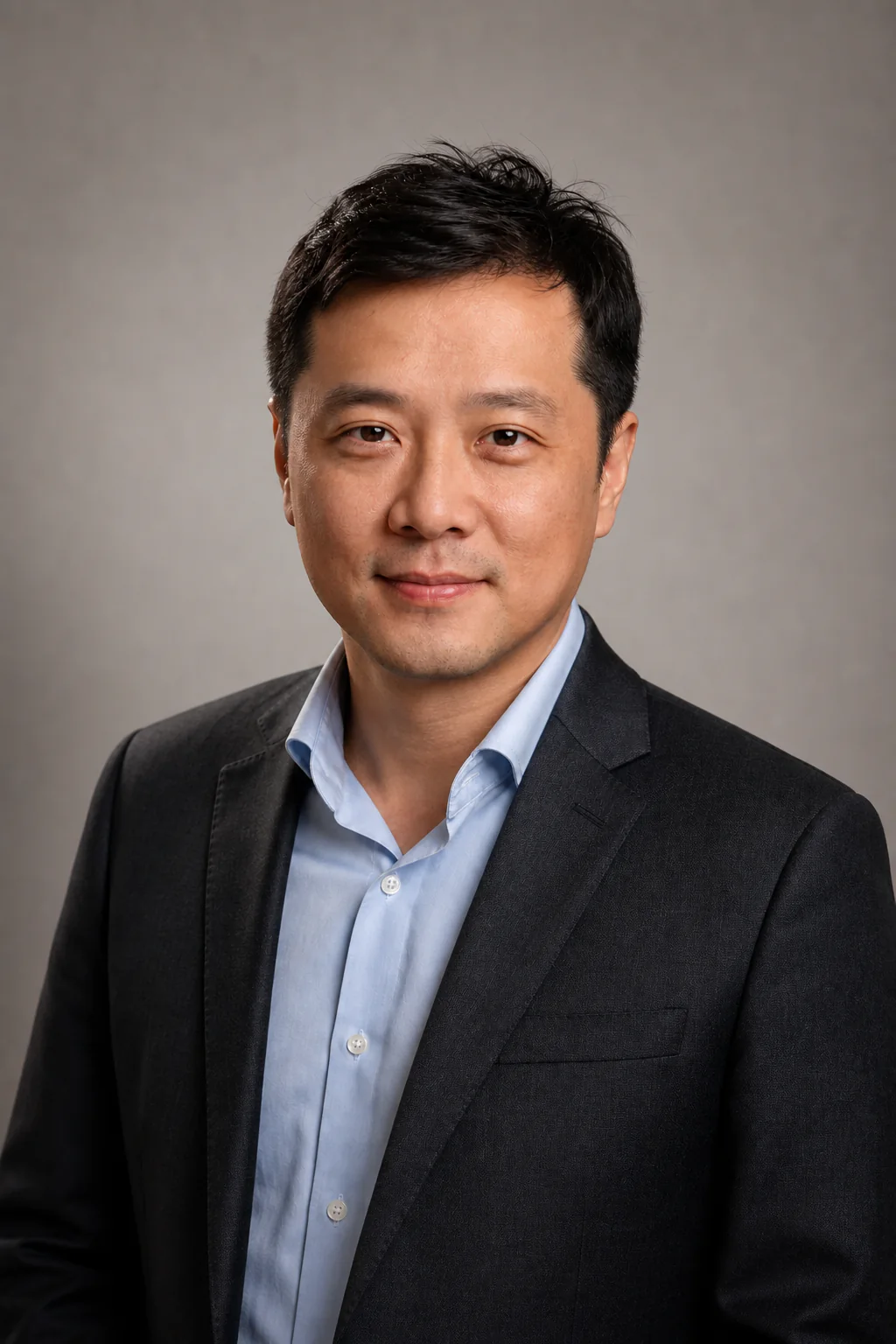 暖灰背景下穿深色西裝的公司男職員頭像