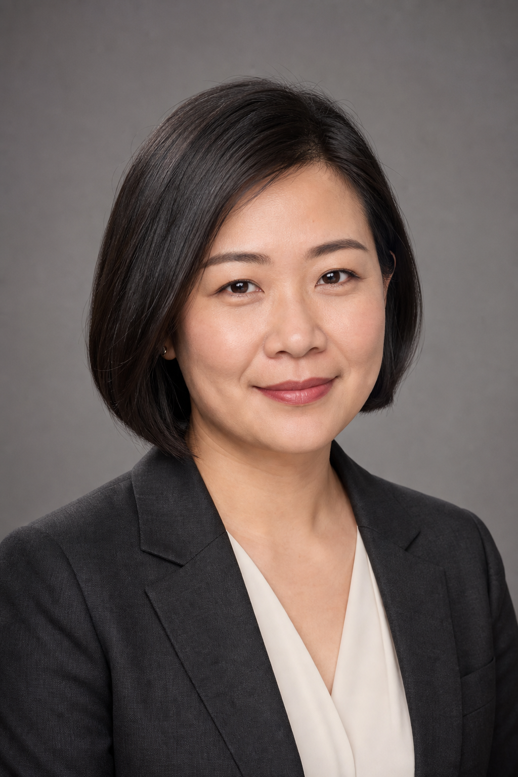 暖灰背景下穿深色西裝及淺色上衣的公司女職員頭像